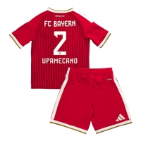 Camiseta Bayern Munich Dayot Upamecano #2 Primera Equipación Replica 2026-27 para niños mangas cortas (+ Pantalones cortos)
